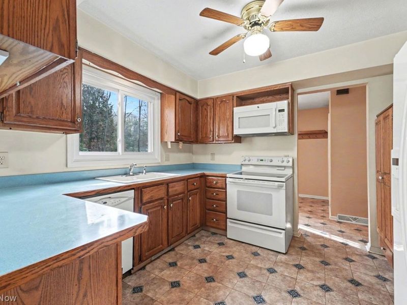 2449 Pleasant Place, Madison, OH 44057 Photo 4