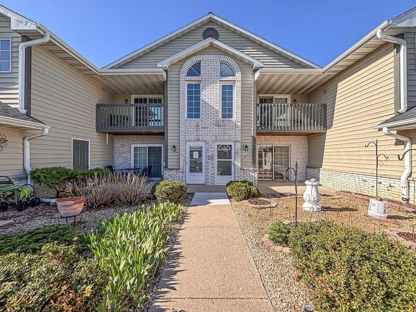 W240N2510 E Parkway Meadow CIRCLE, Unit 2, Pewaukee, WI 53072