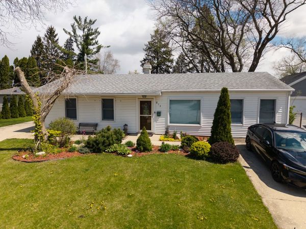 813 Parkside Court , Streamwood, IL 60107