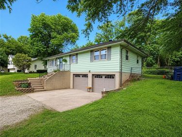 409 N 169 Highway, Smithville, MO 64089