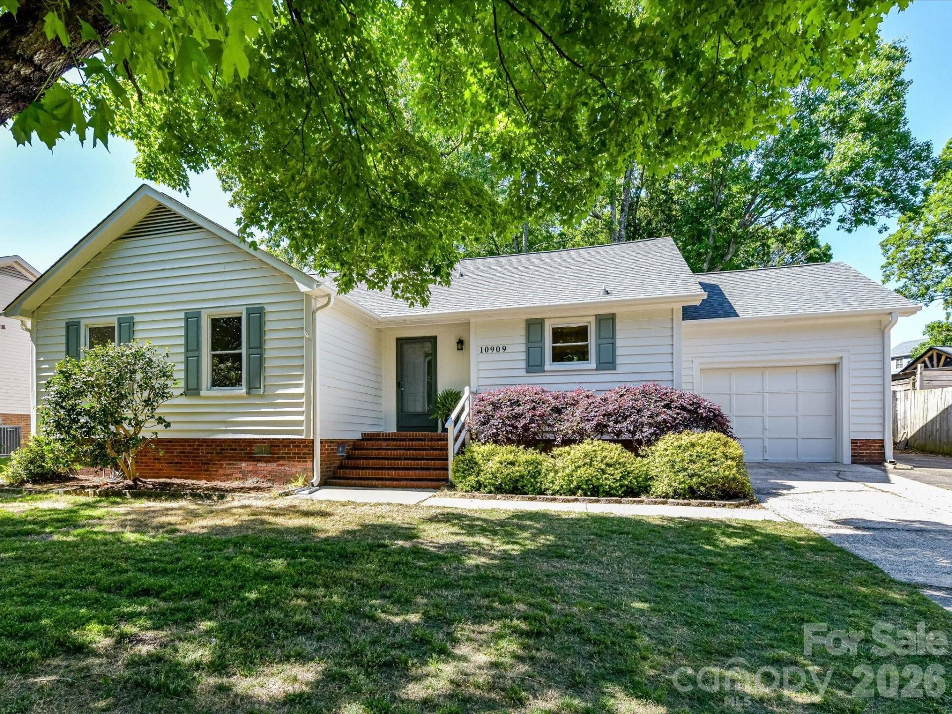 10909 Tradewinds Lane, Charlotte, NC 28226 Main Photo