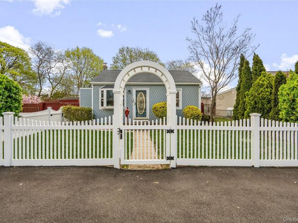 80 Cherubina Lane , North Babylon, NY 11703