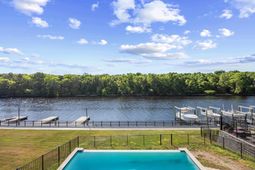 305 Harbour View Dr. photo 4