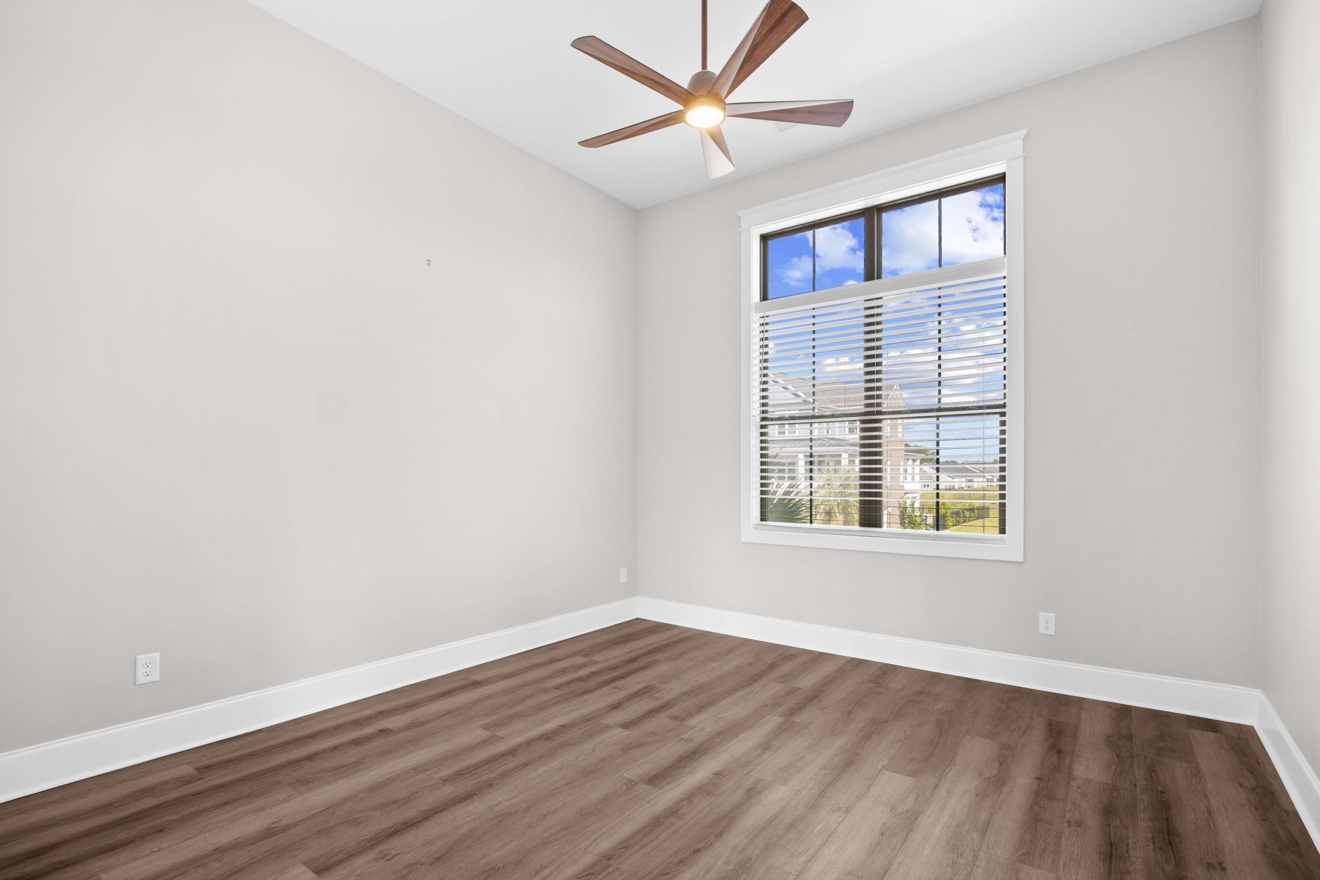 305 Harbour View Dr. Photo 29