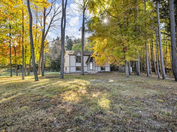 4042 Burns Road, Howell, MI 48855