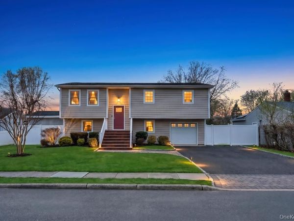 794 Sayville Avenue , Bohemia, NY 11716