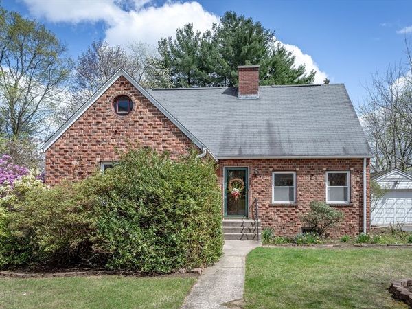 16 Queen St, Holyoke, MA 01040