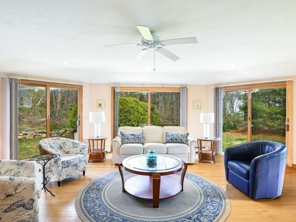 18 Fox Ln, Falmouth, MA 02540