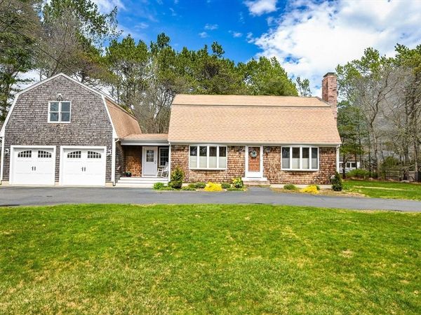 18 Fox Ln, Falmouth, MA 02540