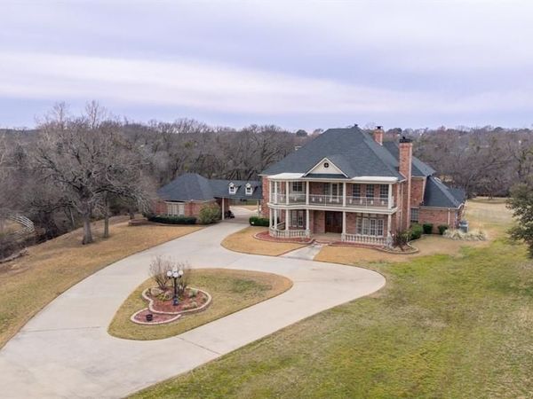 207 Oakridge Trail , Kennedale, TX 76060