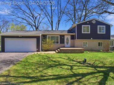 470 Crystalia Street, Commerce Twp, MI 48382