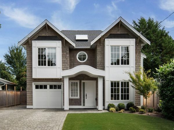 2639 Victor St, Victoria, BC V8R 4E3