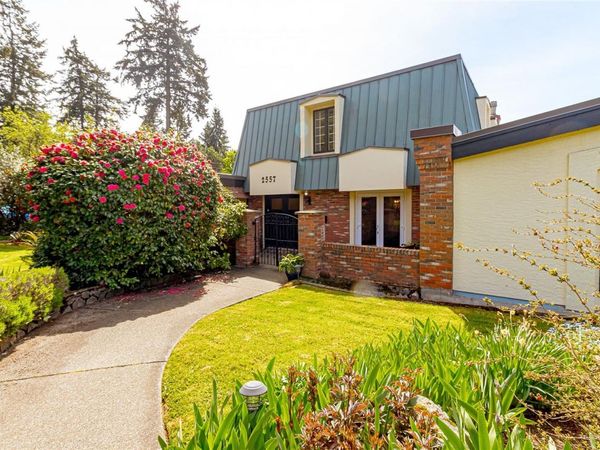 2557 Annabern Cres , Saanich, BC V8N 5E9