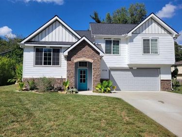 5716 NW Creekview Drive, Parkville, MO 64152