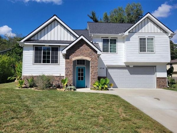 5716 NW Creekview Drive, Parkville, MO 64152