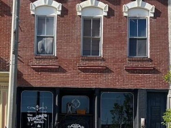 8 W Main Street , Duquoin, IL 62832