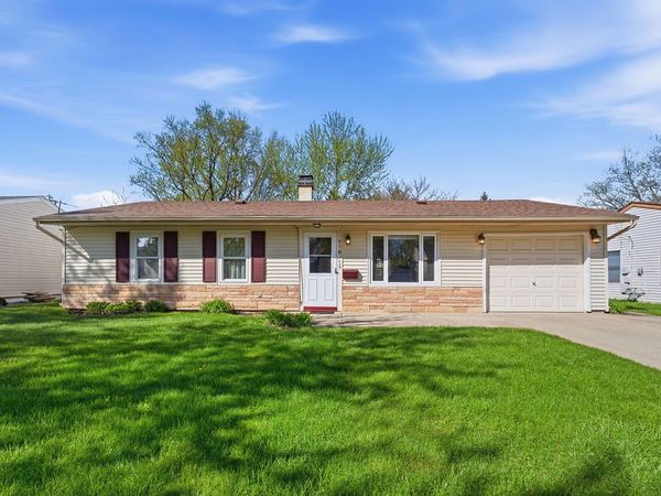 910 Meadow Lane , Streamwood, IL 60107