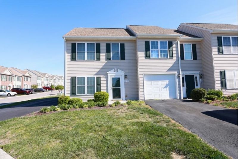 6729 Village Green Dr, Roanoke, VA 24019 Main Photo