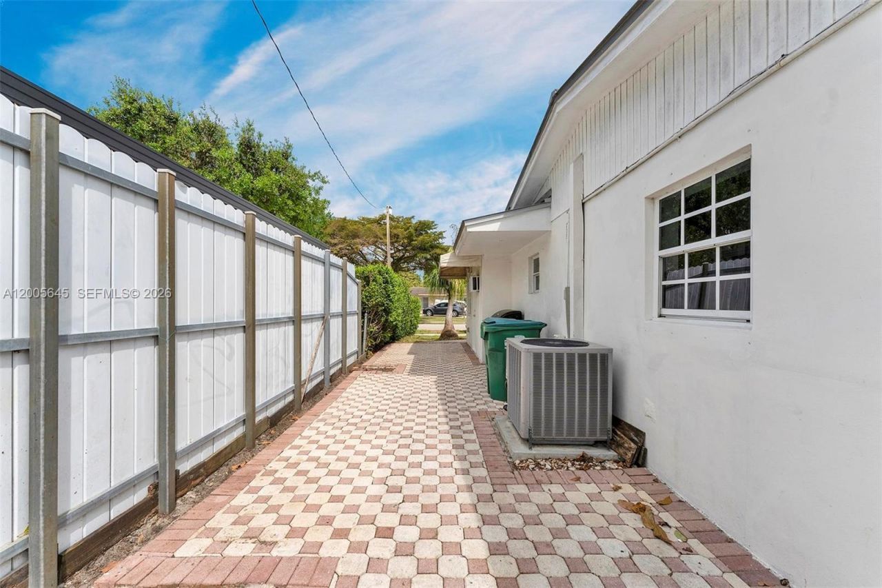 9750 SW 74th St , Miami, FL 33173 Photo