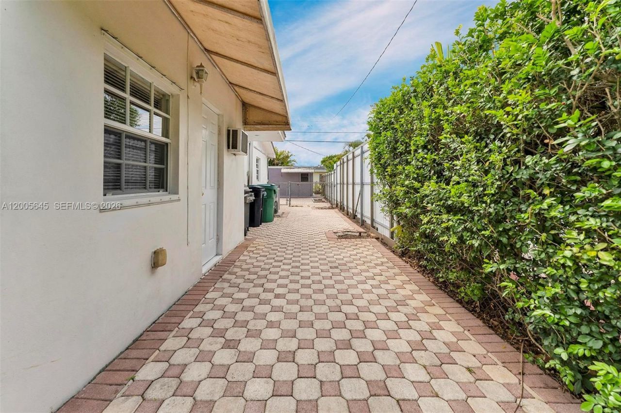 9750 SW 74th St , Miami, FL 33173 Photo