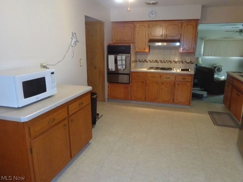 6195 Jamestown Drive, Parma, OH 44134 Photo 12