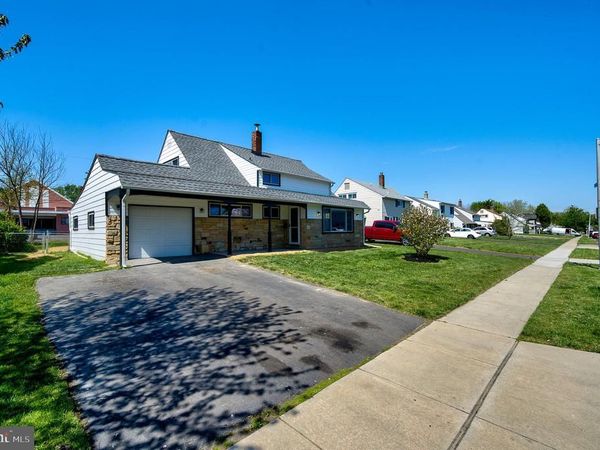 11 WHITEWOOD DRIVE , LEVITTOWN, PA 19057