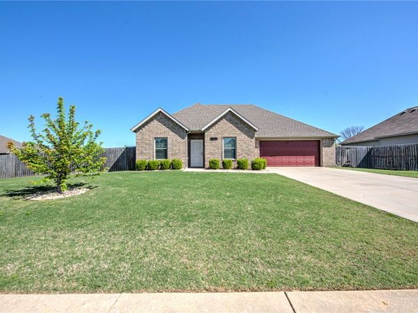 507 W Stoney Point Road , Rogers, AR 72758