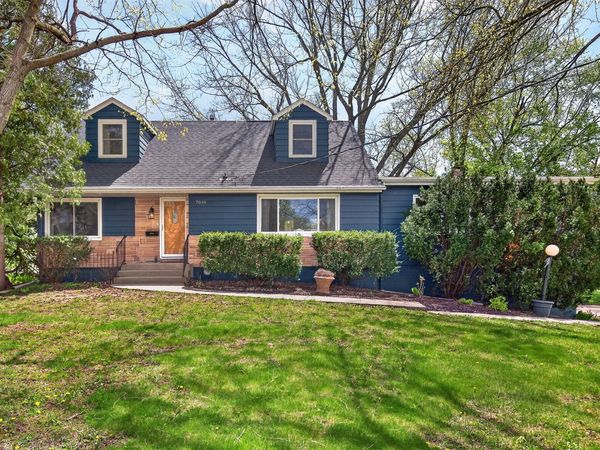 7018 Roseland Drive, Urbandale, IA 50322