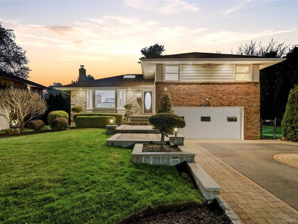 49 Canterbury Road, Woodbury, NY 11797