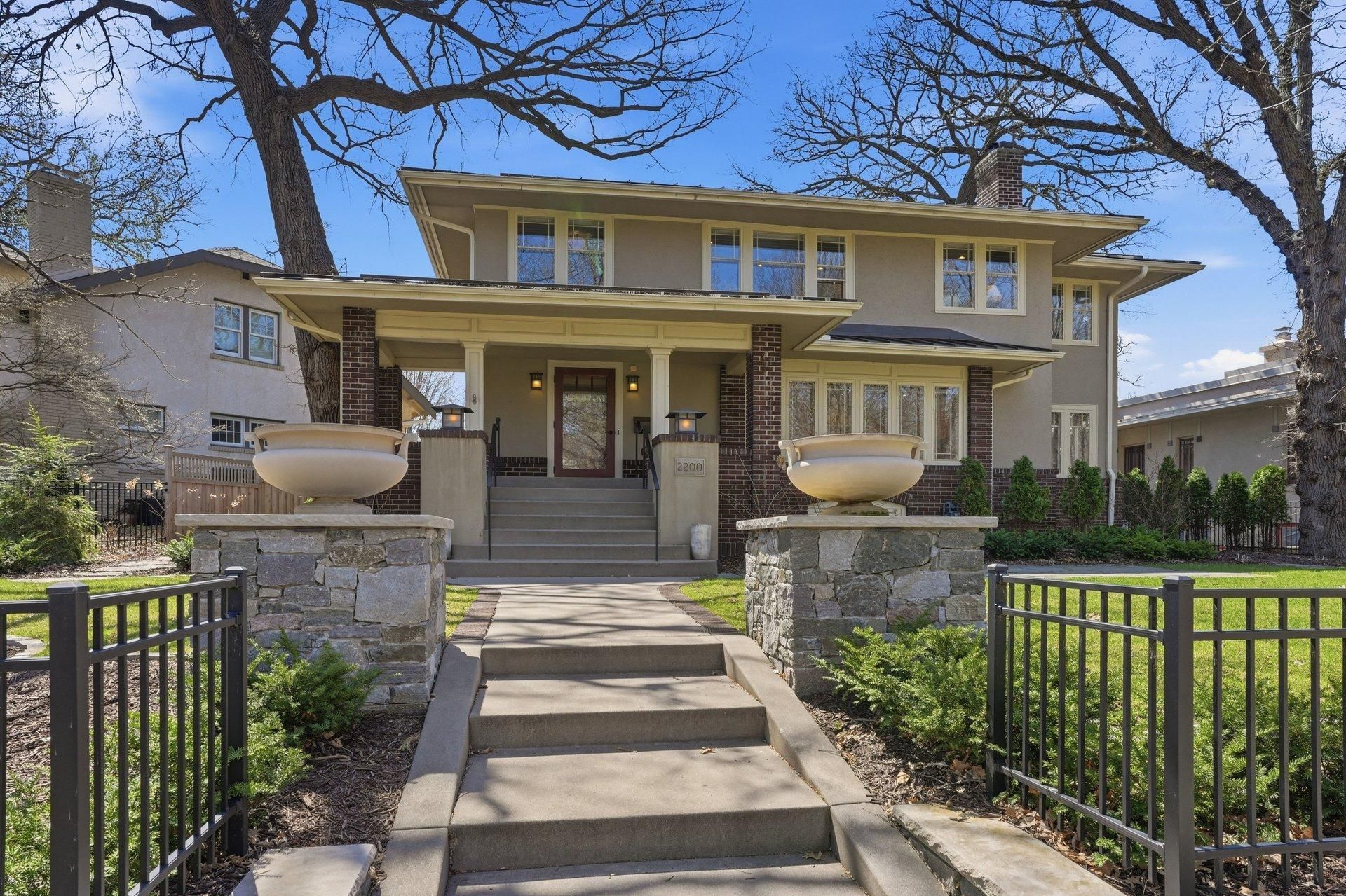 2200 Kenwood Parkway Minneapolis, MN 55405
