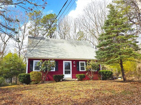 11 Webquish Ln, Mashpee, MA 02649