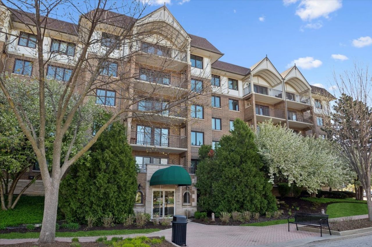 15 S Pine Street, Mount Prospect, IL 60056