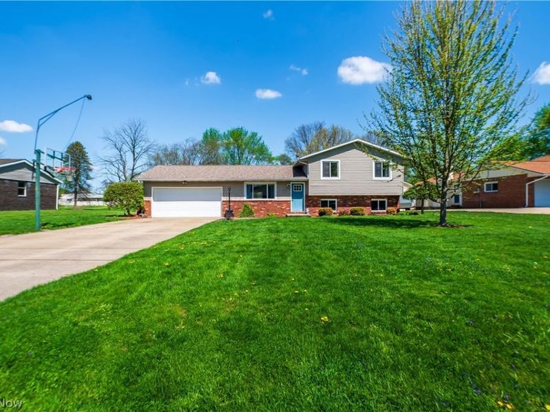 2375 Yorktown Street NW, Uniontown, OH 44685 Photo 1