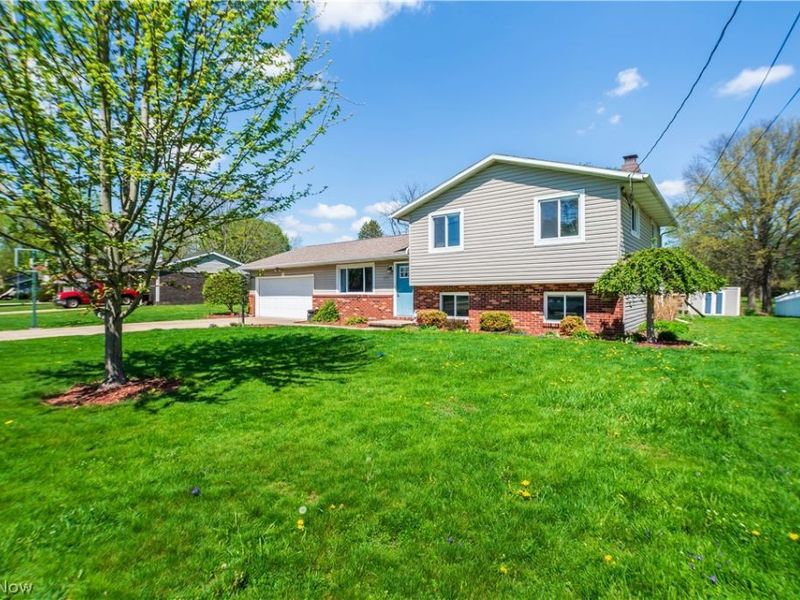 2375 Yorktown Street NW, Uniontown, OH 44685 Photo 3