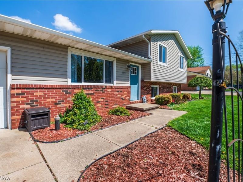 2375 Yorktown Street NW, Uniontown, OH 44685 Photo 5