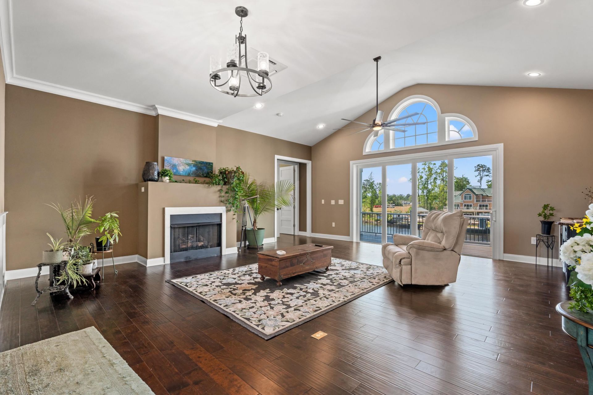 2618 Riverside Dr. Photo 4