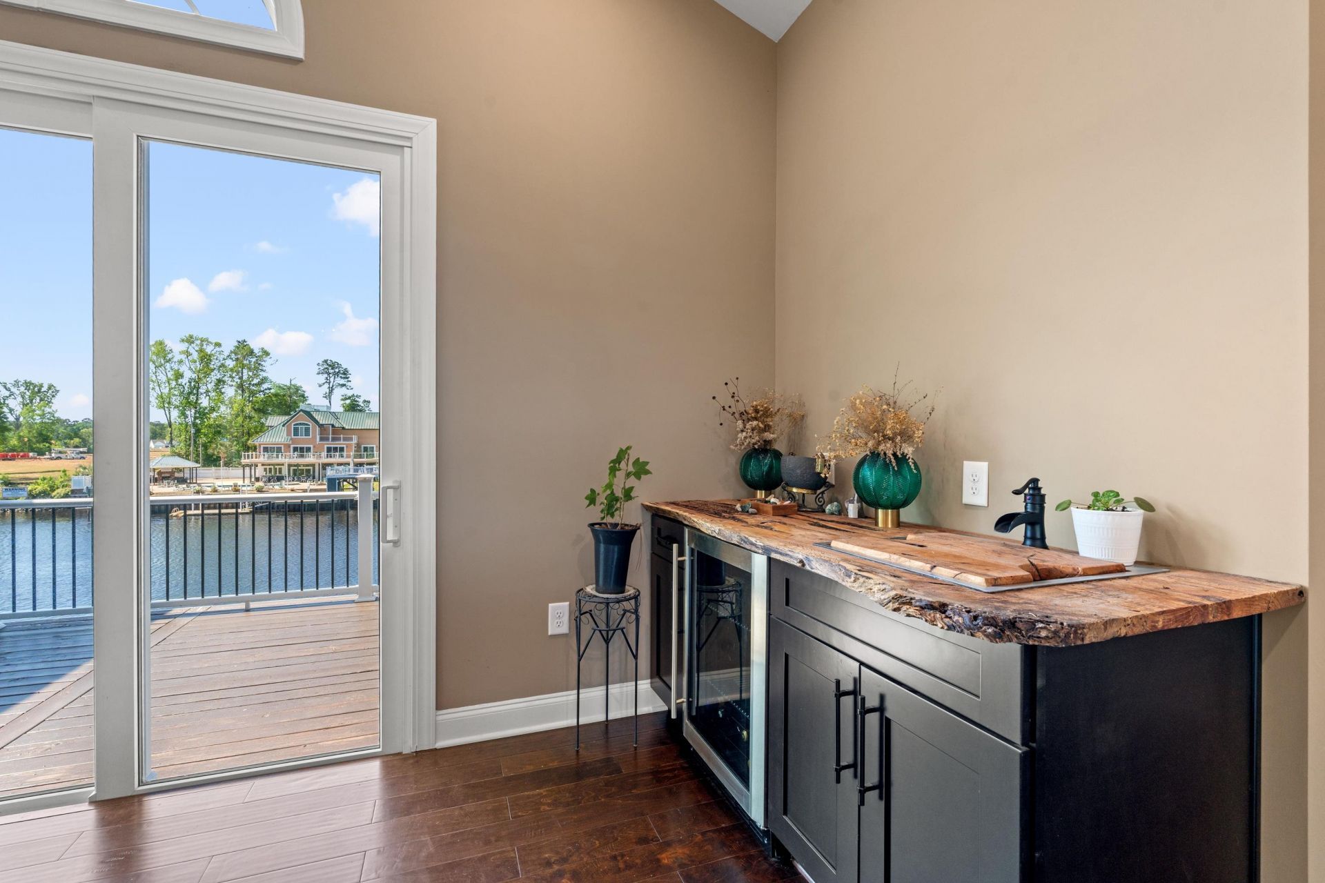 2618 Riverside Dr. Photo 6
