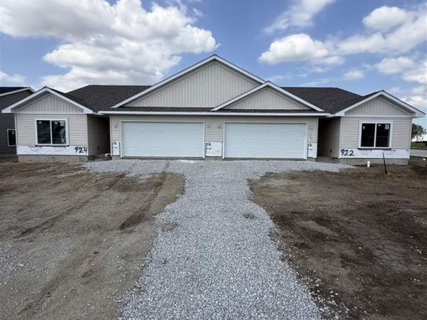 922 Eisenhower Blvd, North Liberty, IA 52317