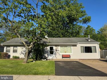 516 PARKWAY DRIVE, FAIRLESS HILLS, PA 19030