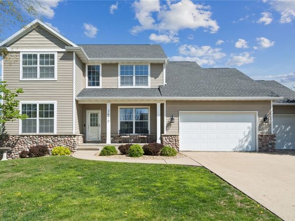 2470 Wolf Run , Hiawatha, IA 52233
