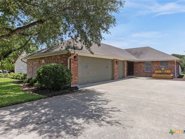 2101 Chisholm Trail , Salado, TX 76571