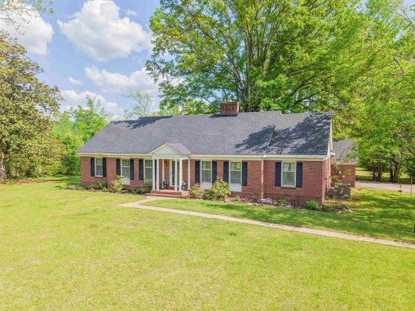 979 EAST POPLAR AVE, Selmer, TN 38367
