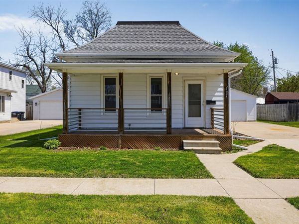 937 8th Street , Marion, IA 52302