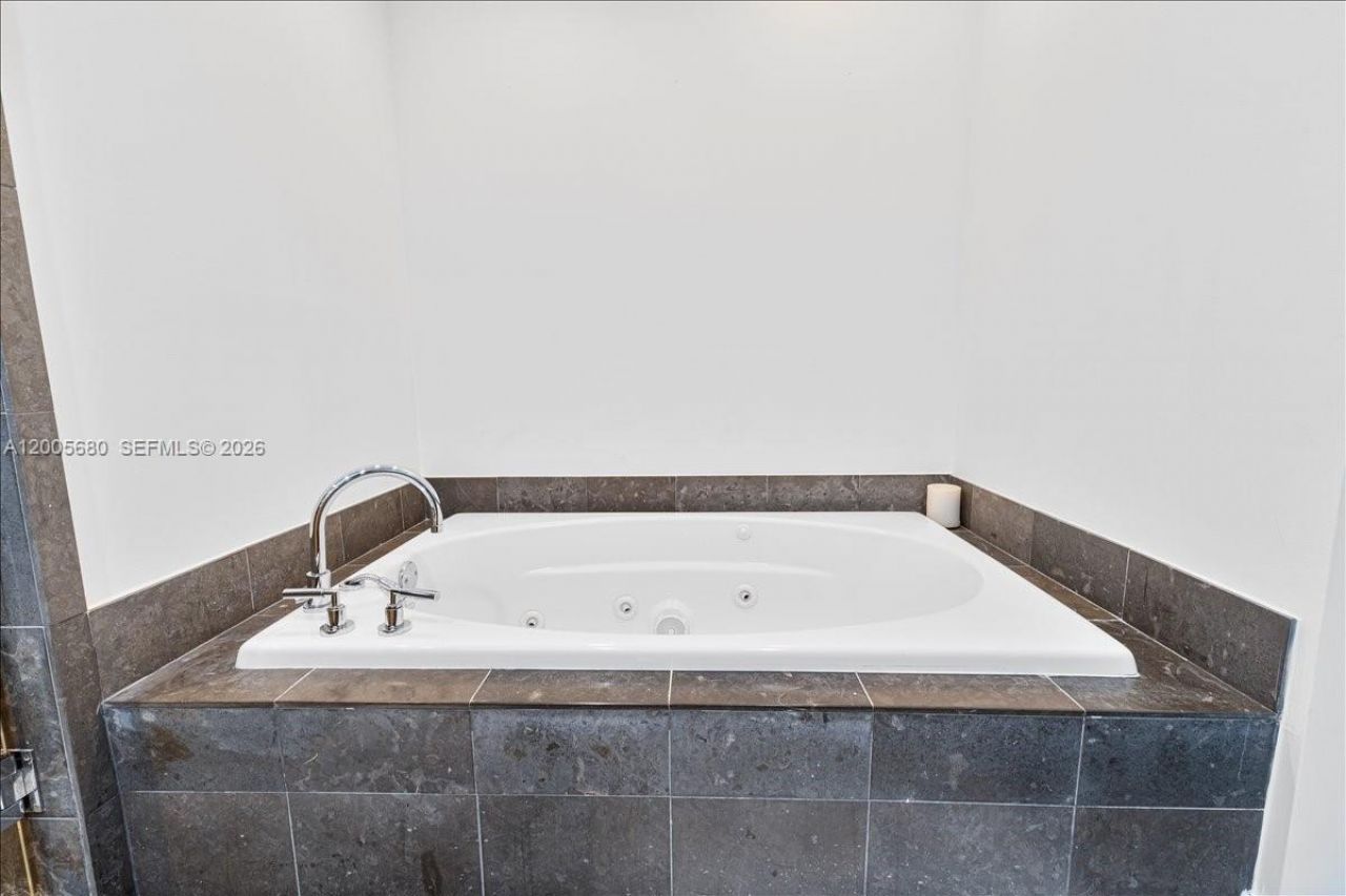 3801 Collins Ave , Unit 1105, Miami Beach, FL 33140 Photo