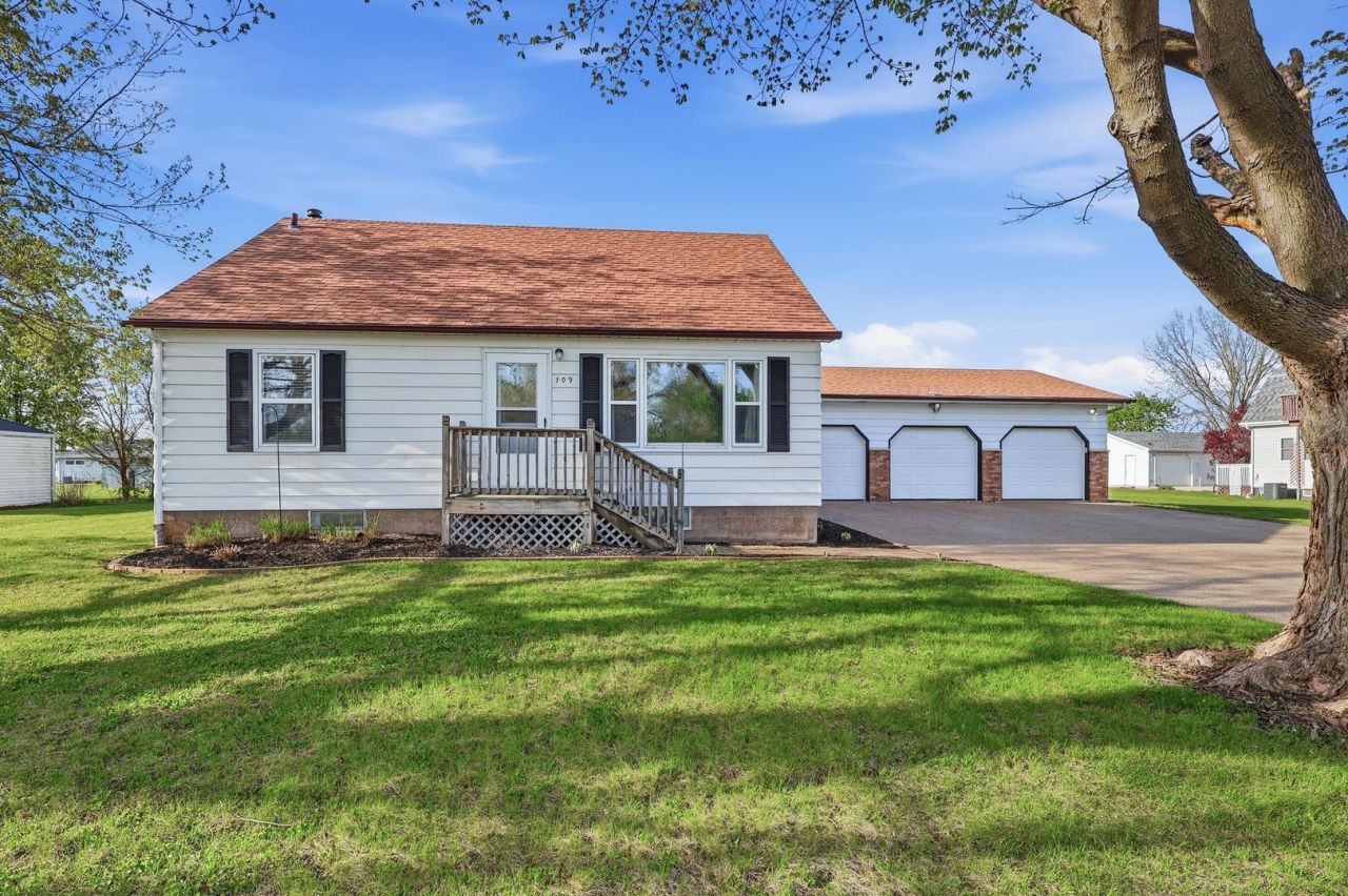 109 5th Avenue, Colona, IL 61241