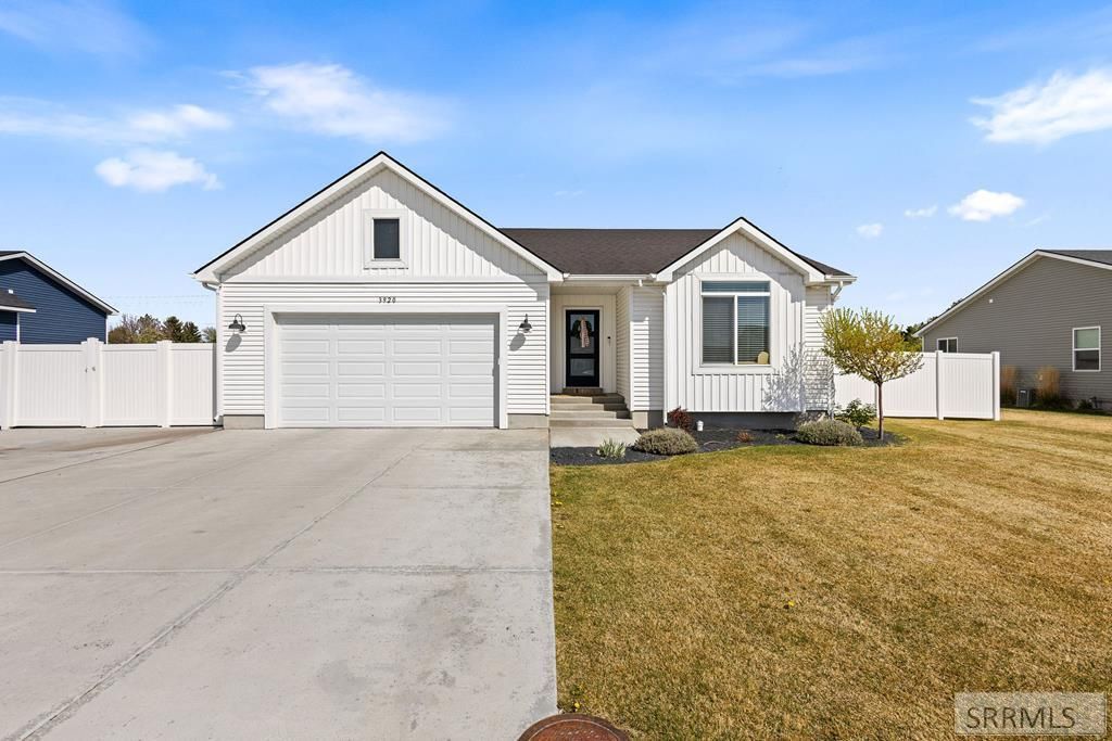 3920 N Baldwin Avenue, Idaho Falls, ID 83401 Main Photo