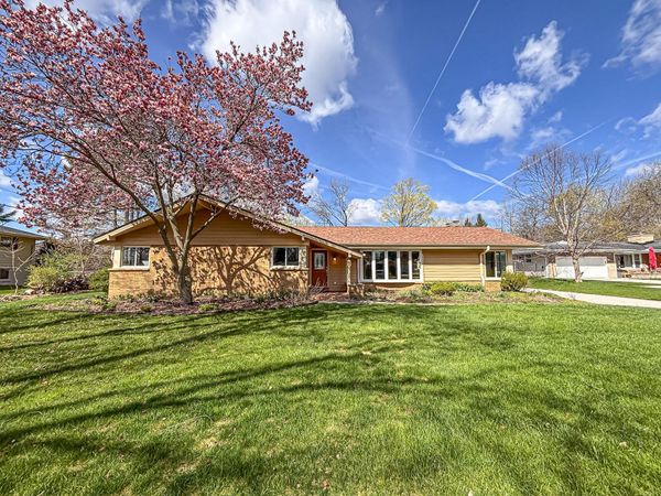 1185 Apache Trl, Brookfield, WI 53005