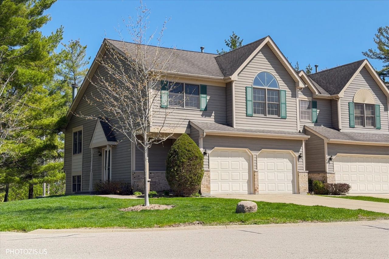 102 River Bluff Court , Carpentersville, IL 60110