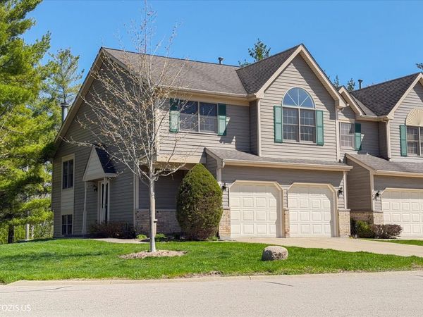 102 River Bluff Court , Carpentersville, IL 60110