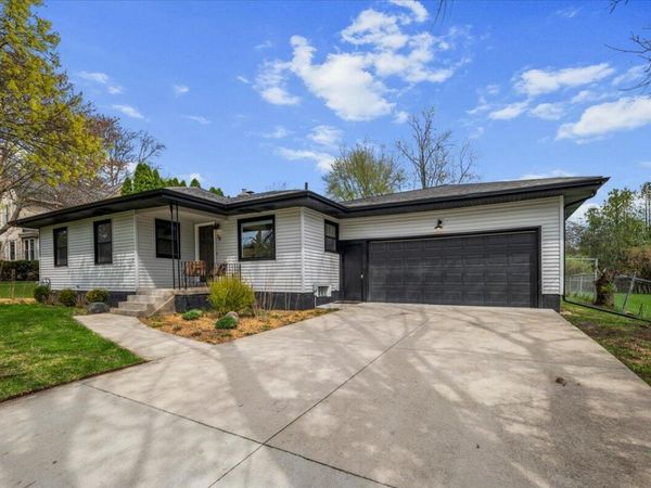 78 Lakeside Drive NE, Grand Rapids, MI 49503